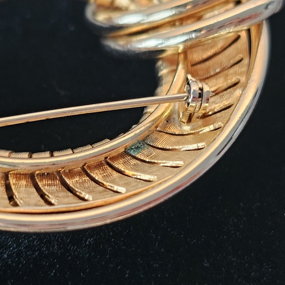 Vintage Unsigned Gold Tone Large Wreath Brooch - Picture 5 of 7